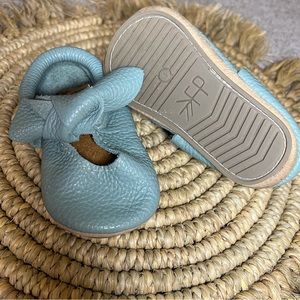 Freshly Picked knotted bow baby shoe